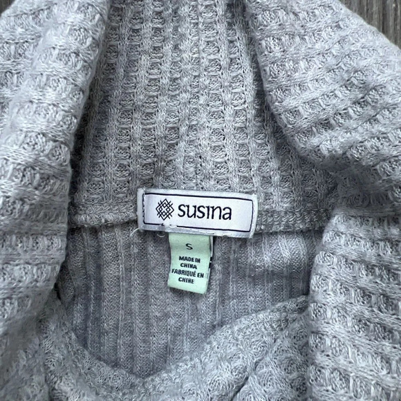 Susina Waffle Knit Long Sleeve Turtle Neck Top Light Gray Raw Hem Size Small - Picture 3 of 5